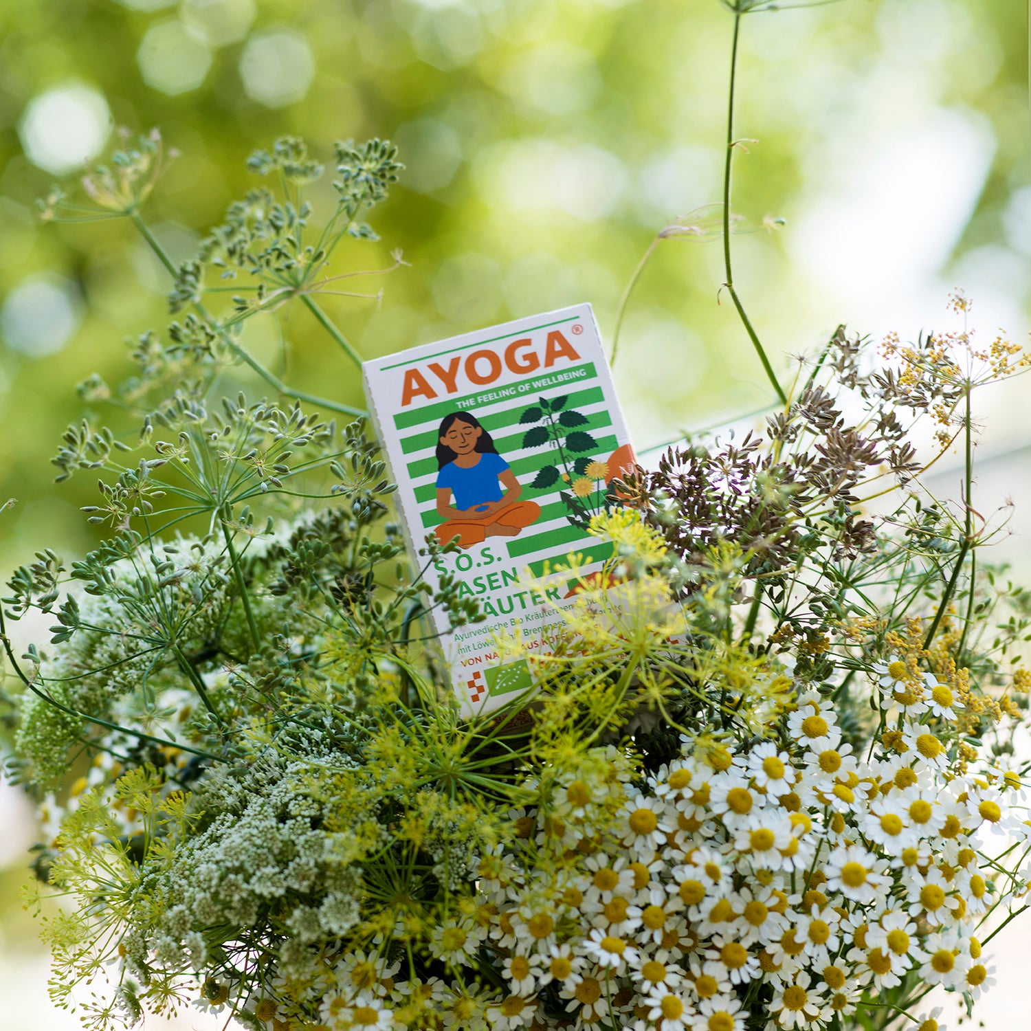 S.O.S. Basen Kräuterbox in einem Bouquet aus Blumen und Kräutern.